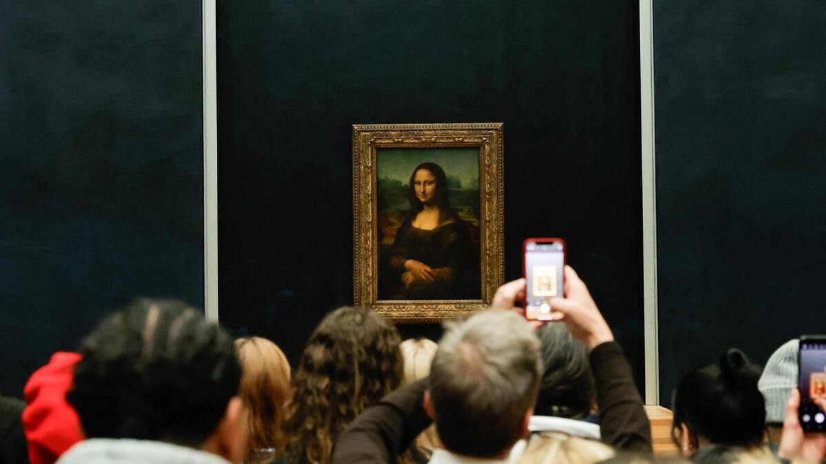 Visitantes toman fotografías de la Mona Lisa del pintor italiano Leonardo Da Vinci en el Museo del Louvre en París, Francia. EFE