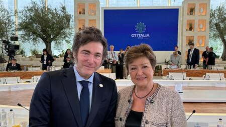 Javier Milei con Kristalina Georgieva en la cumbre del G7. Foto: NA