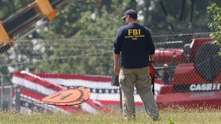 Agente del FBI en el predio del atentado a Trump. Foto: Reuters