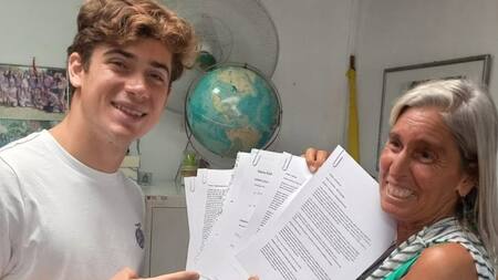 Franco Colapinto junto a su maestra. Foto: X @colapinthings