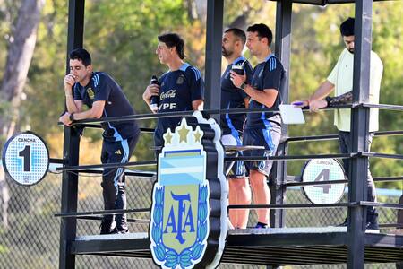 Lionel Messi y el CT de la Selección vieron el amistoso de la Sub 20 ante Uzbekistán. Foto: X @Argentina