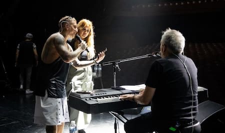 El polaco y Karina en el escenario. Foto: Instagram/ @alelernerok