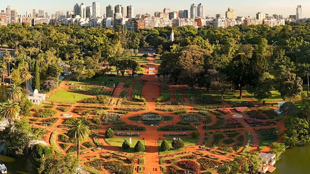 Homenaje a próceres, curiosidades geográficas y cuestión de fe: uno por uno, por qué los 48 barrios de CABA se llaman así