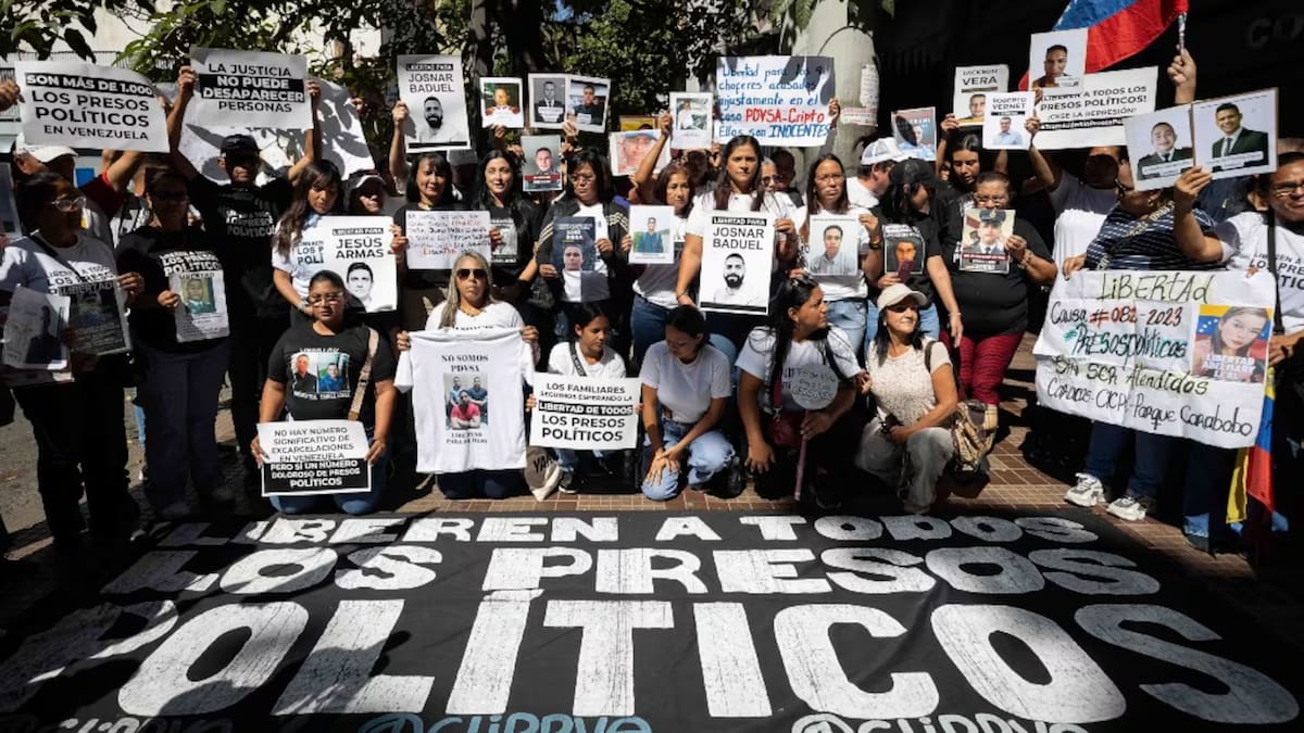Personas asisten a una misa por los presos políticos