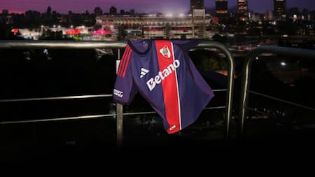 ¿Por qué la nueva camiseta de River es violeta?: la razón oculta detrás de este histórico color y el partido olvidado que marcó su origen