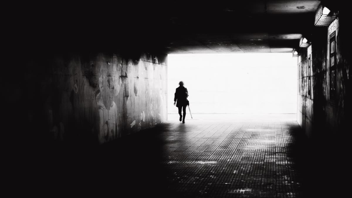 La oscuridad, el cese del dolor, la salida a la luz y luego una sensación de paz son algunos de los elementos que durante años han conformado en el imaginario común la idea de qué sucede cuando uno fallece. Foto Unsplash.