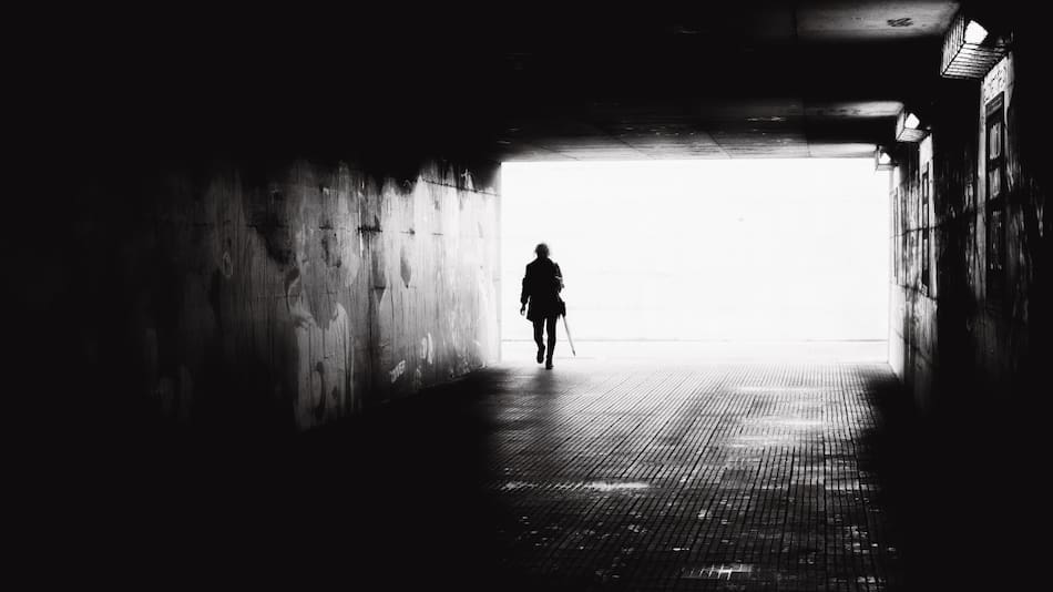 La oscuridad, el cese del dolor, la salida a la luz y luego una sensación de paz son algunos de los elementos que durante años han conformado en el imaginario común la idea de qué sucede cuando uno fallece. Foto Unsplash.