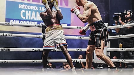 Pelea de Maravilla Martínez ante Jhon Teherán en el Luna Park. Foto: Telam.