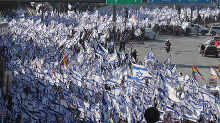 Multitudinaria marcha contra la reforma judicial en Israel. Foto: EFE.