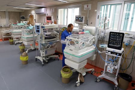 Unidad neonatal del Hospital Nasser en Gaza. Foto: Reuters.
