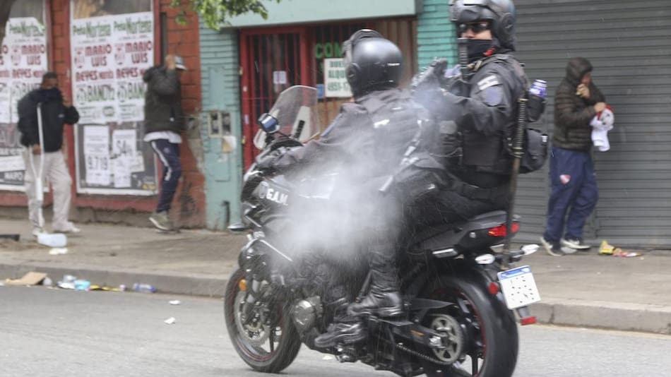 Policías con armas de fuego (NA)