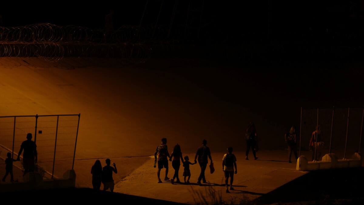 Migrantes se niegan a abandonar campamento junto al río Bravo. Foto: Reuters.