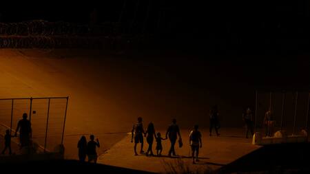 Frontera entre EEUU y México: migrantes se niegan a abandonar un campamento en río Bravo