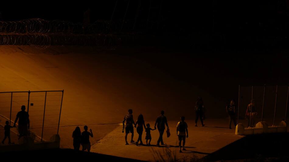 Migrantes se niegan a abandonar campamento junto al río Bravo. Foto: Reuters.