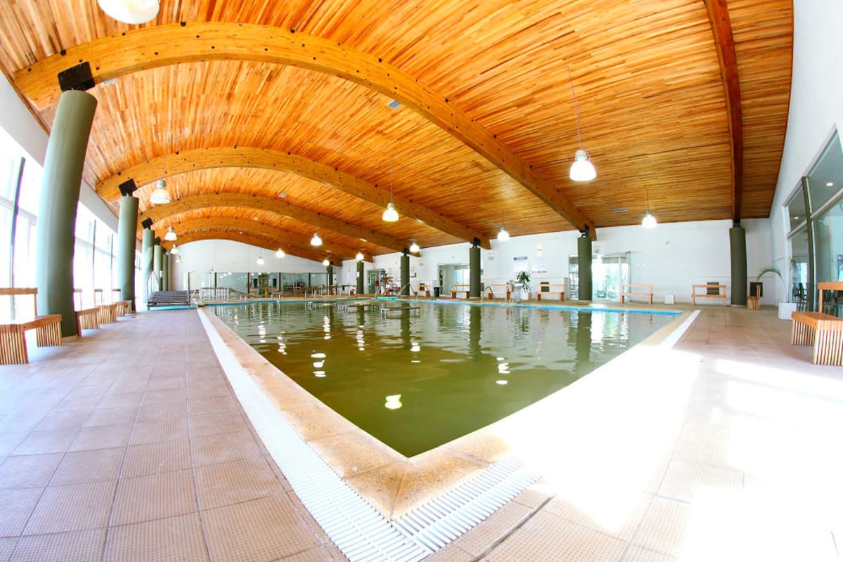 Piscinas de aguas termales mineralizadas en Médano Blanco, un complejo rodeado de naturaleza a pocos kilómetros de Necochea, ideal para descansar todo el año.