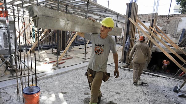 La construcción bajó 3,9% en febrero de 2021 respecto del mes previo y subió 22,7% interanual, según INDEC