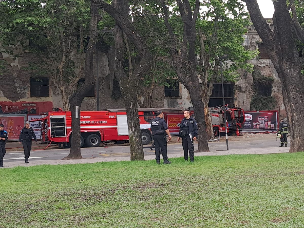 Un autobomba de los Bomberos de la Ciudad de Buenos Aires chocó en Parque Patricios e impactó contra la ex Cárcel de Caseros