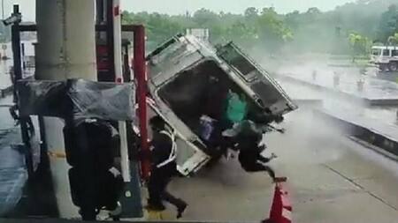 Choque de ambulancia con paciente contra peaje en India, foto captura video NA
