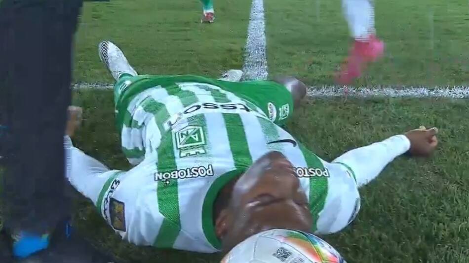 Felipe Román tendido sobre el campo de juego tras desmayarse. Foto: Captura.