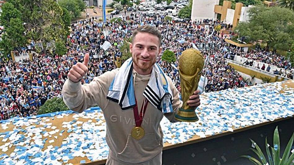 Alexis Mac Allister con la Copa del Mundo. Foto: NA