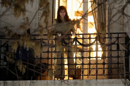 Cristina Fernández de Kirchner en el balcón de su casa, observando a los militantes que salieron a respaldarla. Foto: REUTERS/Tomas Cuesta