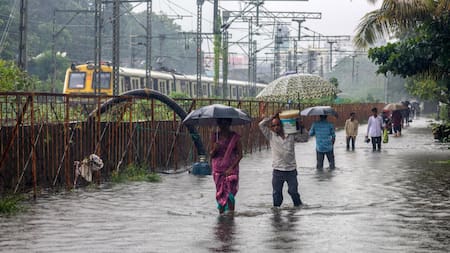 Imagen de archivo de fuertes lluvias en la India. Foto: EFE/EPA/DIVYAKANT SOLANK.