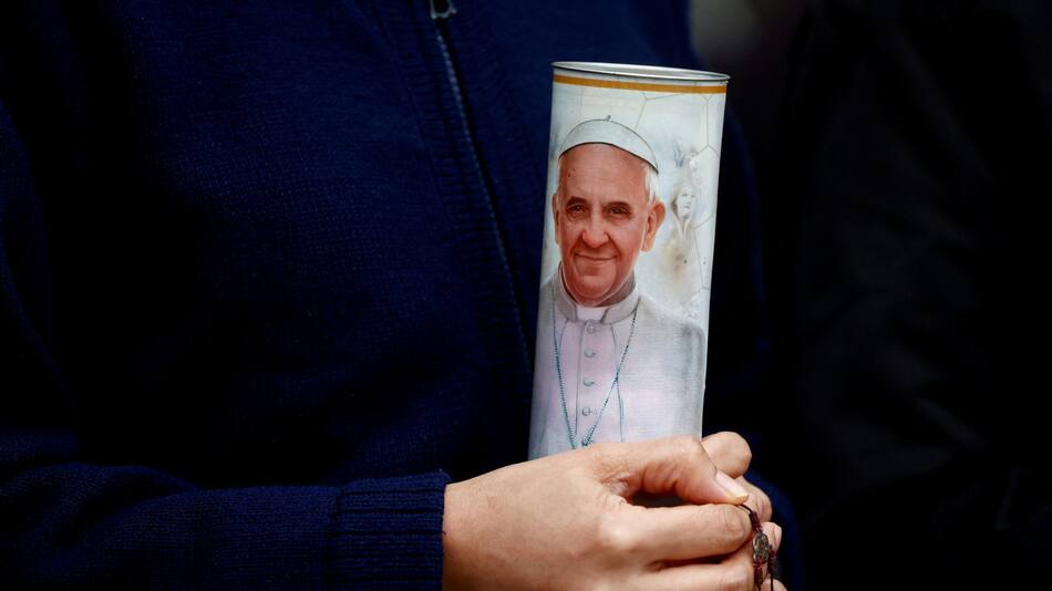 Cadena de oración por la salud del Papa Francisco. Foto: REUTERS.