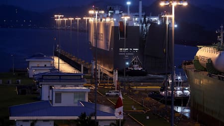 El buque Höegh Aurora cruza el Canal de Panamá. Foto: Reuters/Aris Martinez