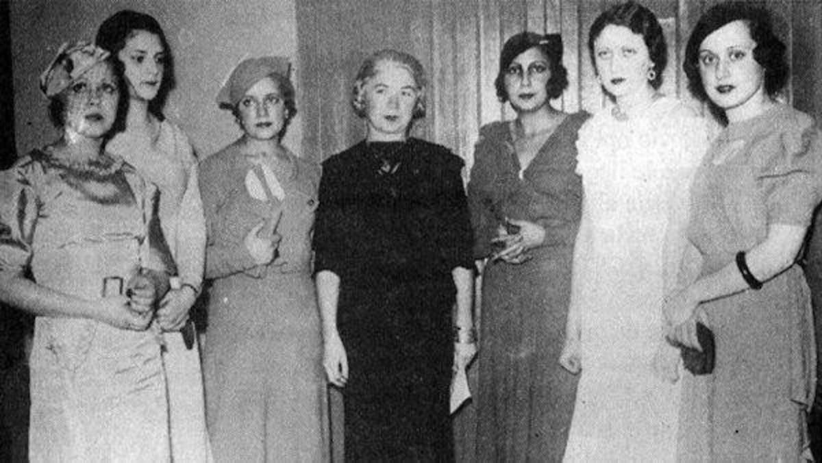 Alfonsina Storni (en el centro, con vestido oscuro) junto a otras escritoras en las veladas de poesía feminista que ella organizó en el Café Tortoni en 1934