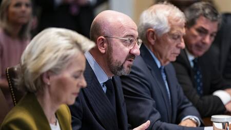 Charles Michel al lado de Ursula Von der Leyen y Josep Borrell. Foto: EFE.