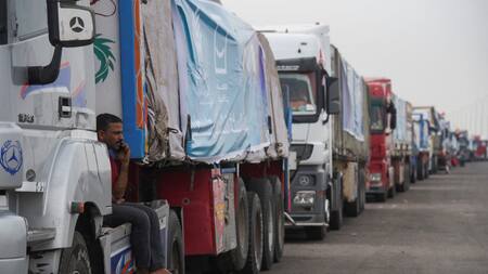Combustible pasando a Gaza por el paso de Rafah. Foto: EFE.
