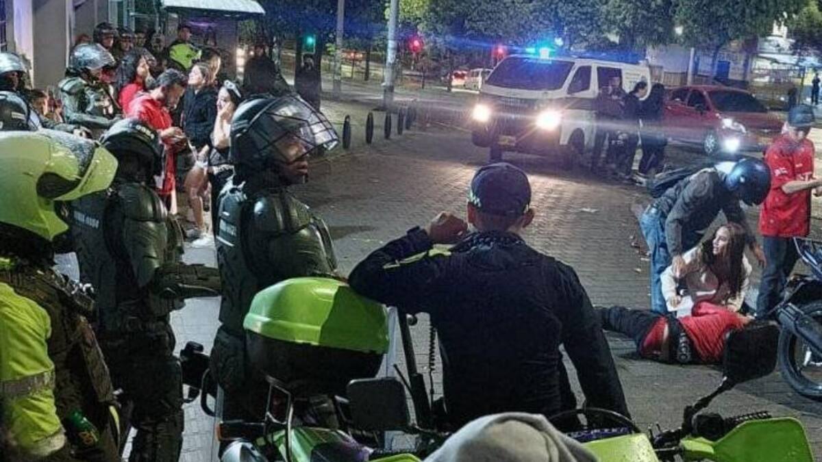 Enfrentamiento de barrabravas en Medellín, Colombia. Foto: Twitter @DenunciasAntio2.