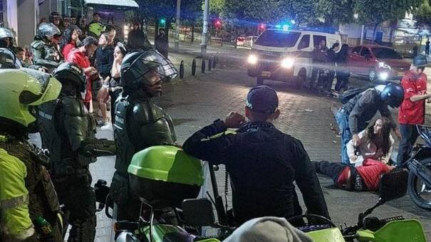 Dos muertos y más de una docena de heridos tras una feroz pelea de barrabravas en Medellín