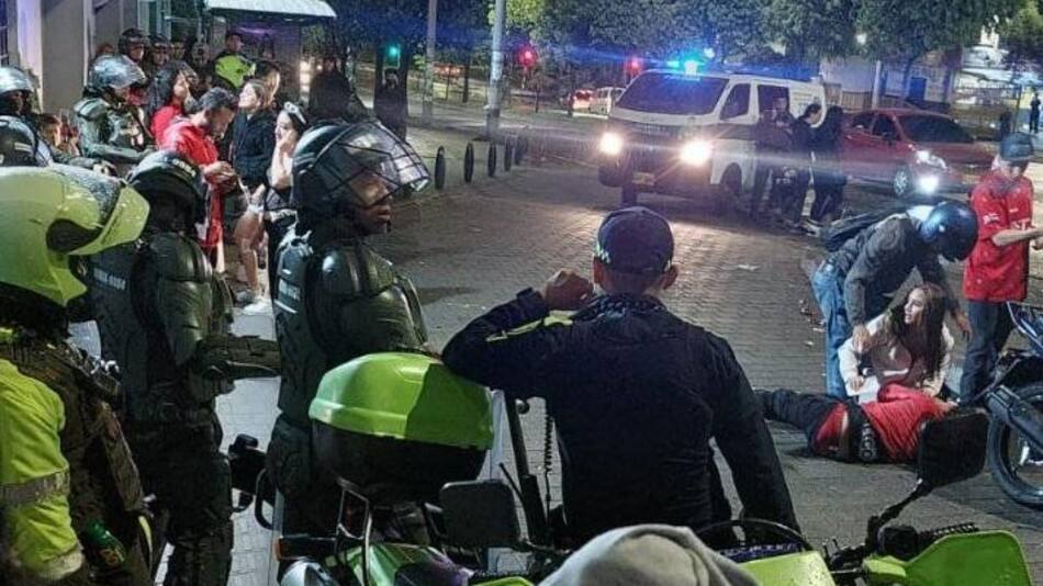 Enfrentamiento de barrabravas en Medellín, Colombia. Foto: Twitter @DenunciasAntio2.