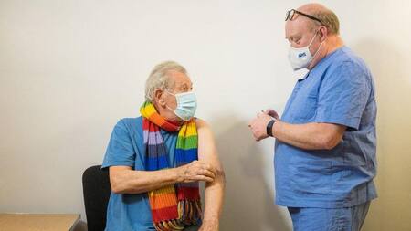 El actor Ian Mckellen se vacunó contra el coronavirus