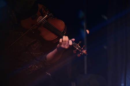 Violín; instrumento musical. Foto: Unsplash.