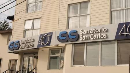 Frente del sanatorio donde falleció la joven en Bariloche. Fotografía Sanatorio San Carlos. NA