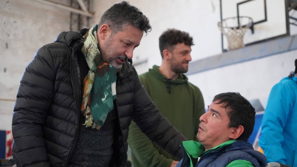Gustavo Menéndez junto a participantes. Foto: intendencia de Merlo.