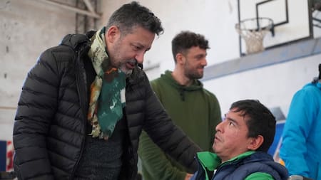 Gustavo Menéndez junto a participantes. Foto: intendencia de Merlo.
