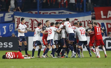 Rodrigo Aliendro quedó tirado en el piso por los fuertes empujones. Foto: Reuters