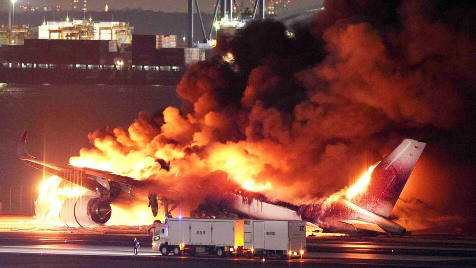 Tragedia en el Aeropuerto de Haneda, Japón. Foto: EFE.