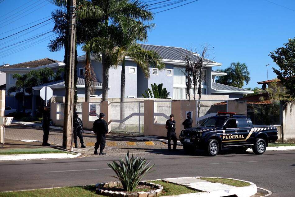 Allanan la casa de Jair Bolsonaro en Brasil. Foto: Reuters.