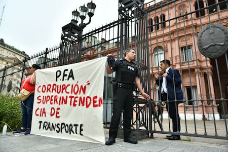 El agente de la PFA que se esposó a las rejas de Casa Rosada