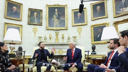 Reunión entre Donald Trump y Nayib Bukele en la Casa Blanca. Foto: Reuters (Kevin Lamarque)