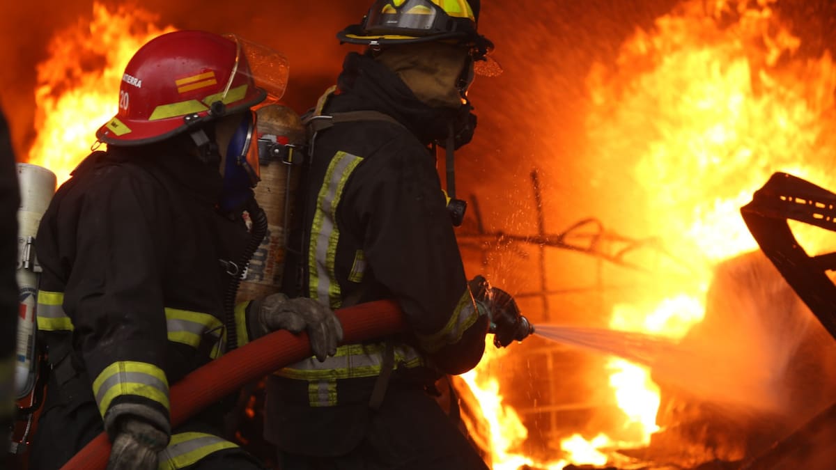 Se le incendió la casa prefabricada, el seguro rechazó la cobertura y la Justicia ordenó una indemnización millonaria