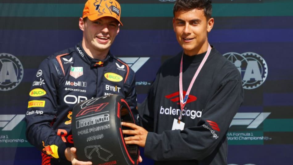 Max Verstappen junto a Paulo Dybala. Foto: NA