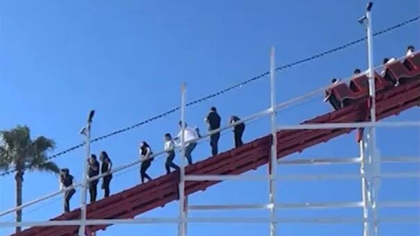 Tensión en California: pasajeros de una montaña rusa tuvieron que ser evacuados en el aire por una emergencia