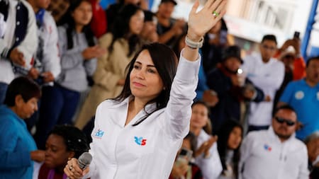 Luisa González, la candidata que lidera las encuestas en Ecuador. Foto: Reuters.