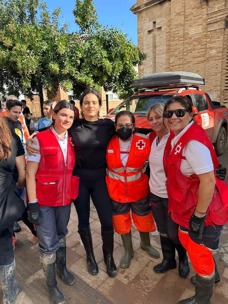 Rosalía ayudando a los afectados por la DANA en Valencia. Foto: X/MOTOMAMlTOUR