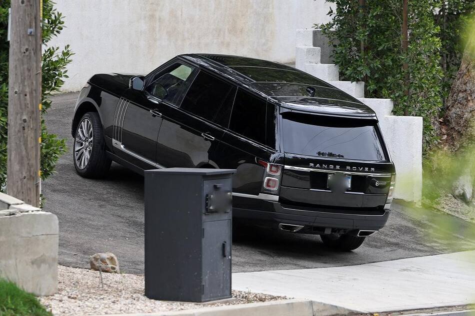El auto de Kylie Jenner en la casa del actor. Foto: El Planeta Urbano